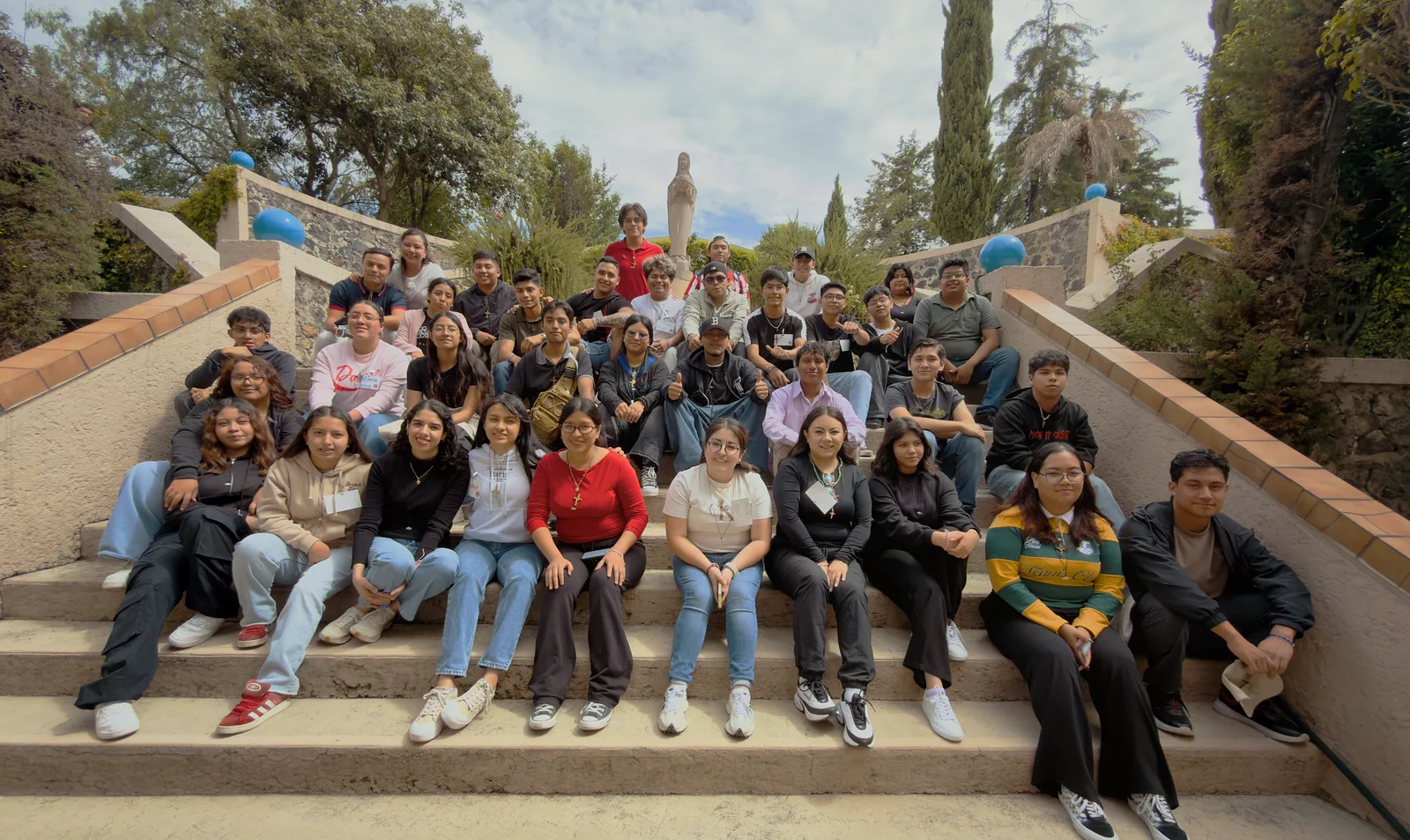 Jóvenes compartiendo en comunidad